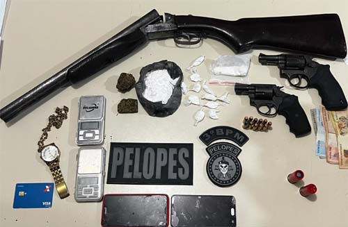 PM flagra armas, drogas e menor em residência que funcionaria como prostíbulo