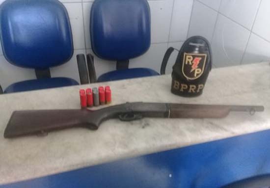 Adolescente é apreendida com espingarda na Grota do Pau D´Arco
