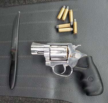 Mulher é presa portando revólver calibre 38 dentro de shopping em Arapiraca