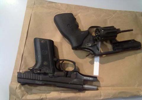 Menores são apreendidos com armas de fogo na Rua Cabo Reis