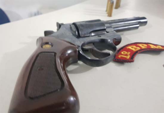 Homem é preso portando um revolve dentro de ônibus na Mangabeiras