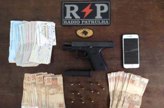 Foragido da justiça é preso com arma, R$ 2 mil e folhas de cheques de vários bancos, em Arapiraca