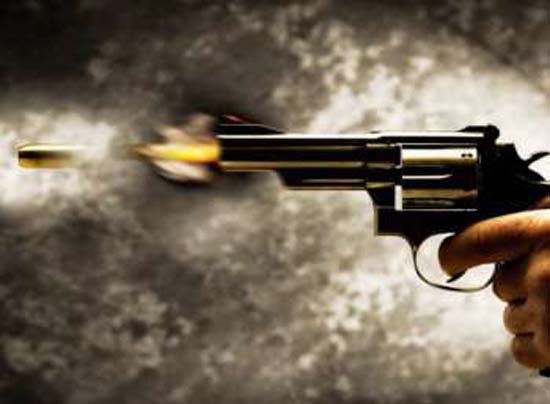 Homem é assassinado com tiros na cabeça dentro de galeteria