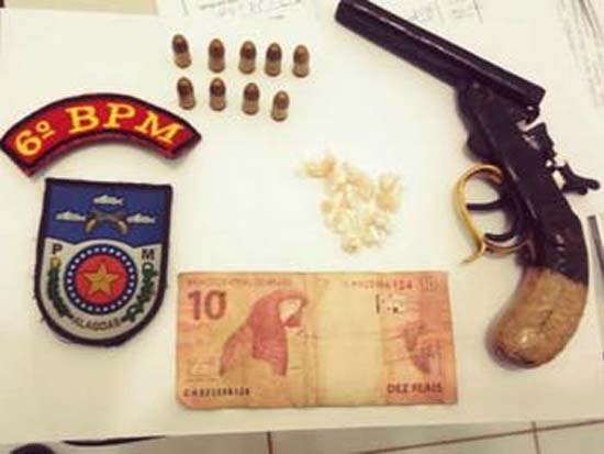 Polícia apreende arma de fogo e drogas com adolescente de 17 anos