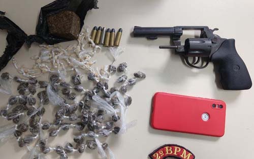 Dupla é presa após tentar esconder drogas em terreno de Murici