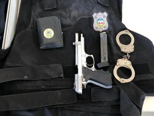 Homem é preso por porte ilegal de arma após tentar se passar por agente penitenciário