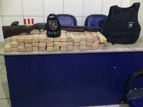 Jovem é preso com 30 kg de maconha e arma de fogo dentro de casa