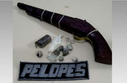 Dupla suspeita de tráfico de drogas é presa no Sertão