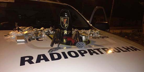 Homem é preso com armas e drogas perto de cemitério no Benedito Bentes