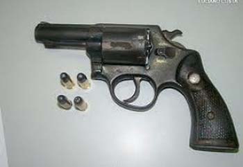 Mulher esconde arma de marido e leva uma surra