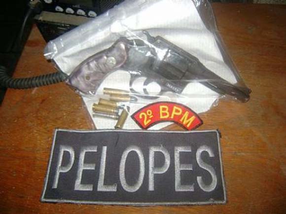 Equipe 'Charles' do PELOPES de União apreende revolver com menor e adolescente
