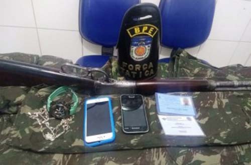 Soldado do Exército é preso e adolescente é apreendido com rifle no Barro Duro, em Maceió