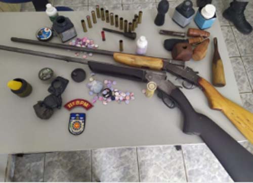 Polícia encontra armas, cartuchos e pólvora com homem de 34 anos em Piaçabuçu