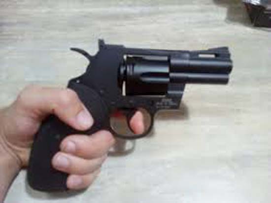 Homem com revólver e maconha é preso ao tentar fugir de blitz em Batalha