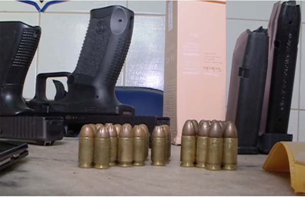 Polícia apreende armas e munições na Grota do Sossego, no Jacintinho