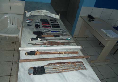 Polícia apreende drogas e celulares nas celas da delegacia regional de Delmiro Gouveia