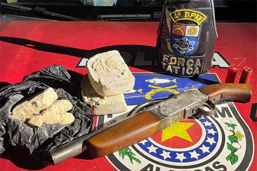 Pistola, espingarda e entorpecentes foram apreendidos durante os flagrantes