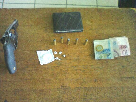 Polícia apreende armas e drogas no início do final de semana