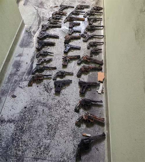 General guardava 60 armas e 3 mil munições em apartamento incendiado; explosão de artefato deu início ao fogo, diz perícia