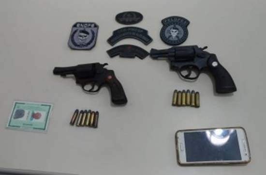Homem tenta fugir da polícia e é preso com duas armas de fogo