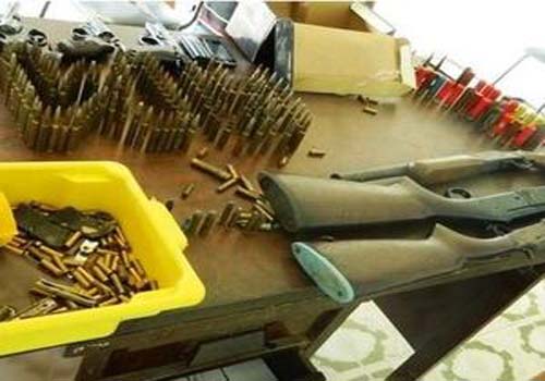 Arsenal de armas e munições é encontrado em loja de móveis