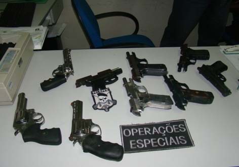 Militares são presos acusados de participação no sumiço de armas de Fórum