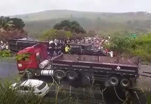Carreta carregada de caixas suco tomba e carga é saqueada na BR-101, em Junqueiro