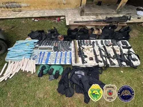 Arsenal com armas de guerra de grupo criminoso é descoberto no Paraná