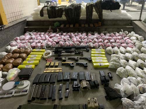 PM apreende arsenal de guerra e carregamento de drogas do tráfico em São Pedro da Aldeia; prejuízo passa de meio milhão