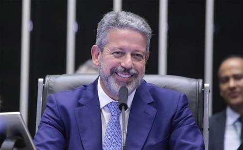 Lira é homenageado no Plenário e destaca retorno ao 