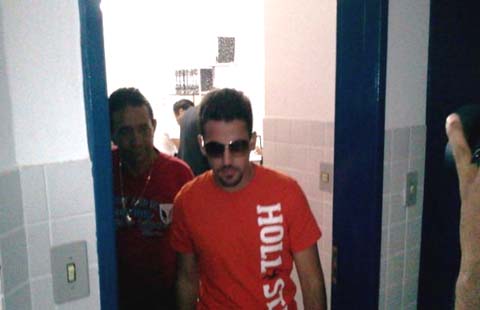 Filho de empresário se entrega e confessa ter assassinado garçom