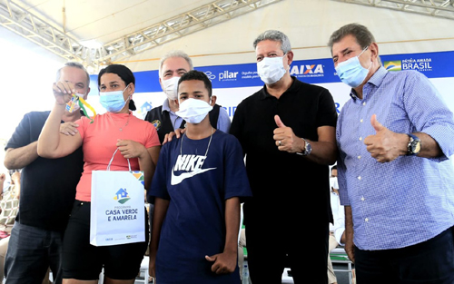 Ministros de Bolsonaro entregam 600 moradias a pessoas de baixa renda no Pilar