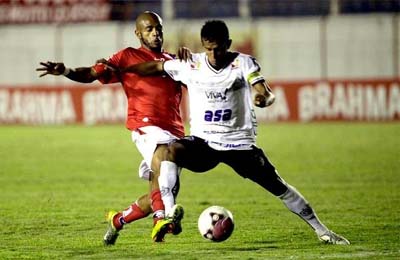 ASA desencanta, vence a primeira fora de casa e respira na Série B