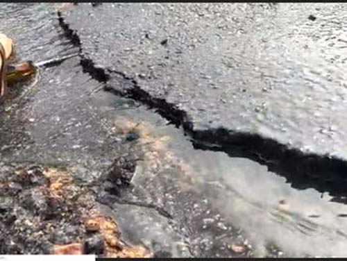 Asfalto cede após cinco pontos de vazamento de água surgirem no bairro do Pinheiro
