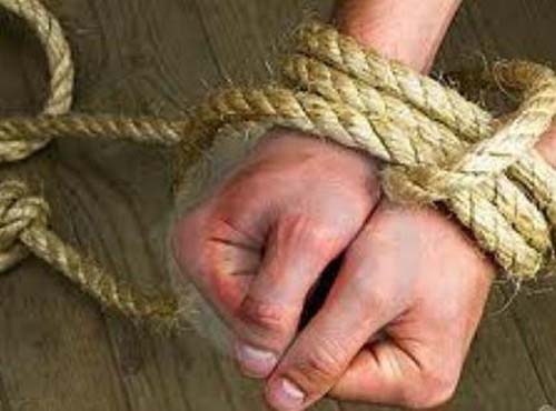 Assaltante é amarrado e agredido após roubar bolsa de mulher em Maceió