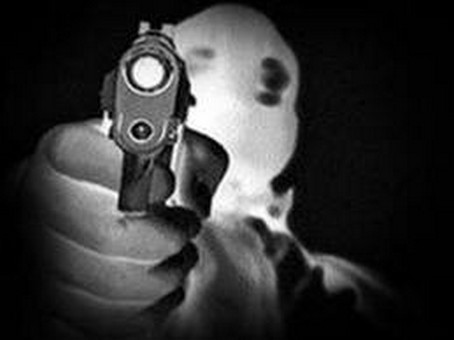 Homem encapuzado mata jovem e deixa outro gravemente ferido em Penedo 