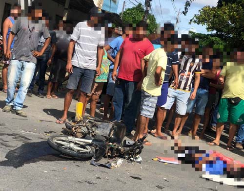 Suspeito de roubar estudante morre em colisão com ônibus escolar; outro fica ferido