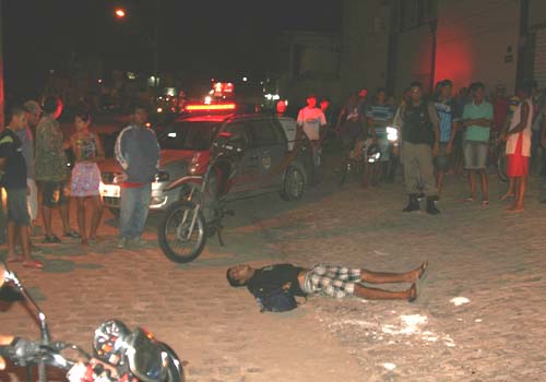 Militar reage a assalto, mata suspeito e é ferido na mão direita