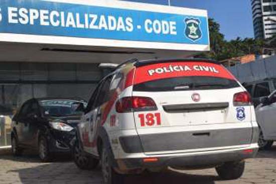 Mulher é presa acusada de assaltar taxista no litoral norte de Maceió