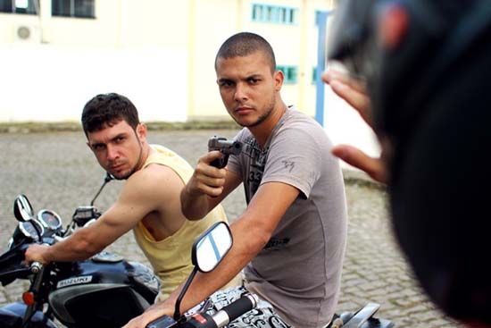 Ladrões roubam R$ 400 mil em cheques e R$12 mil em espécie de residência em Arapiraca