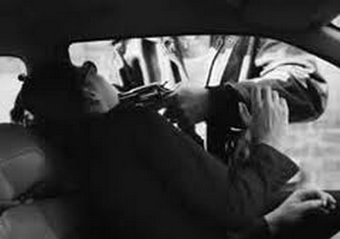 Assaltantes tomam táxi, colidem veículo e um deles é detido