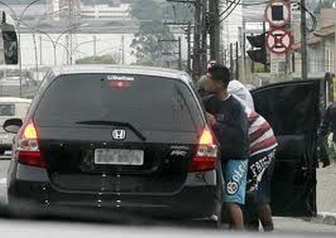 Jornalista tem veículo e documentos levados em assalto