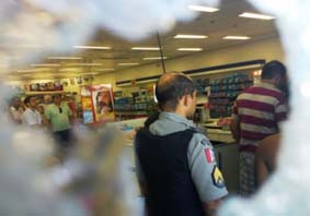 Militar que atirou contra assaltantes da Pague Menos é ouvido pela Polícia