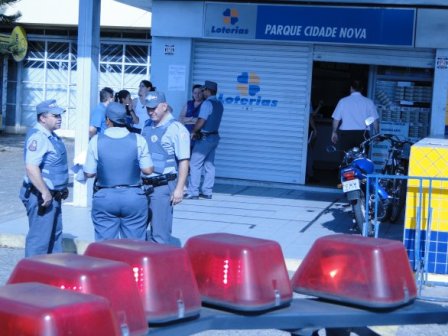 Assaltantes roubam lotérica e levam clientes como reféns em Porto Real do Colégio