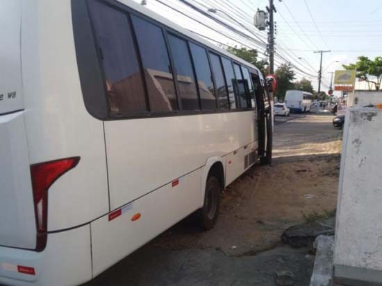 Criminosos encapuzados assalta ônibus que seguia para o Polo de Marechal