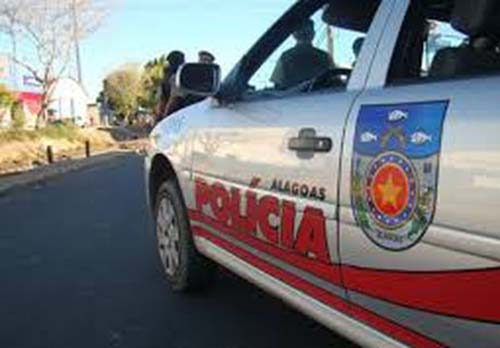 Armado com revólver, homem invade padaria e faz arrastão