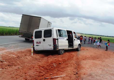 Assalto a transporte alternativo de passageiros acaba em acidente na BR 101