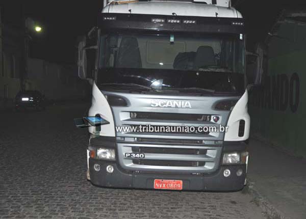 Polícia recupera carreta roubada na BR 104 com carga de eletrodomésticos avaliada em 1,5 mil