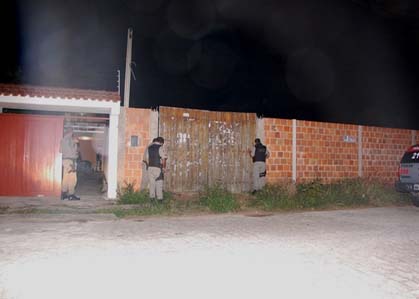 Assaltantes trocam tiros com polícia após invadirem casa no Francês