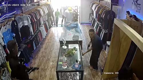 Dupla armada rende funcionário e leva R$ 7 mil em produtos de loja no Clima Bom